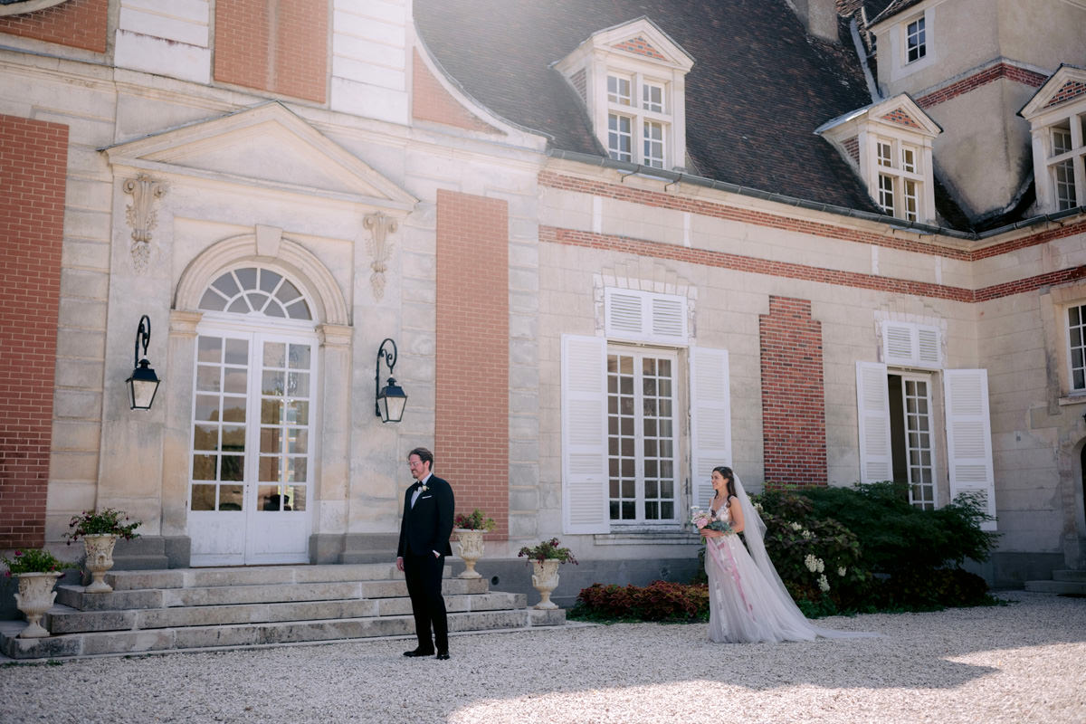 A groom waits for the first look of his bride in France at their destination wedding | Wedding Planner for Destination Wedding