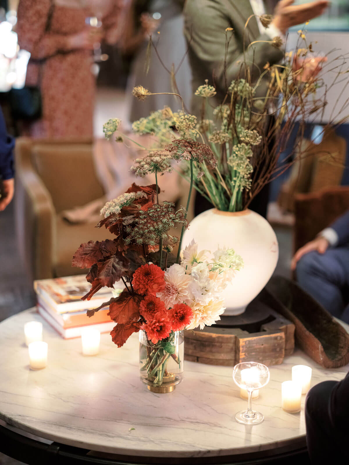 Beautiful mix of flowers and dried leaves. 2022 wedding trends image by Jenny Fu Studio