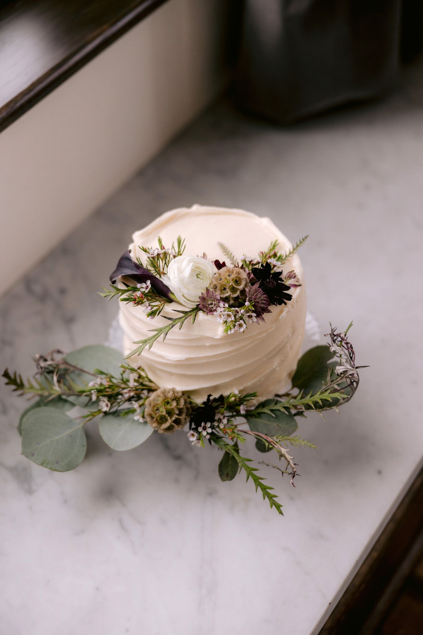 A beautiful small wedding cake for an NYC elopement. Image by Jenny Fu Studio