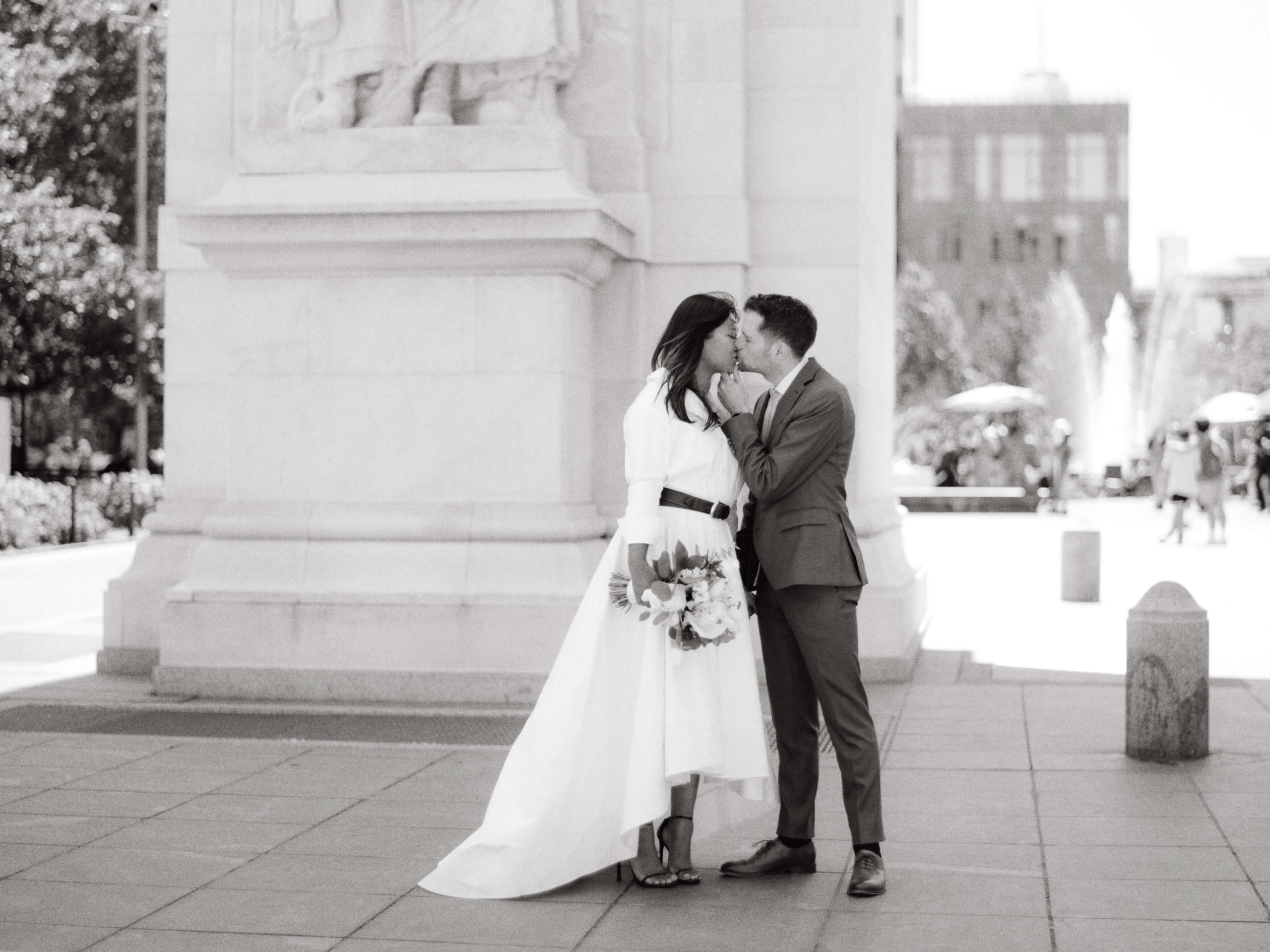 The newly-weds are kissing in a park in New York. Editorial elopement Image by Jenny Fu Studio