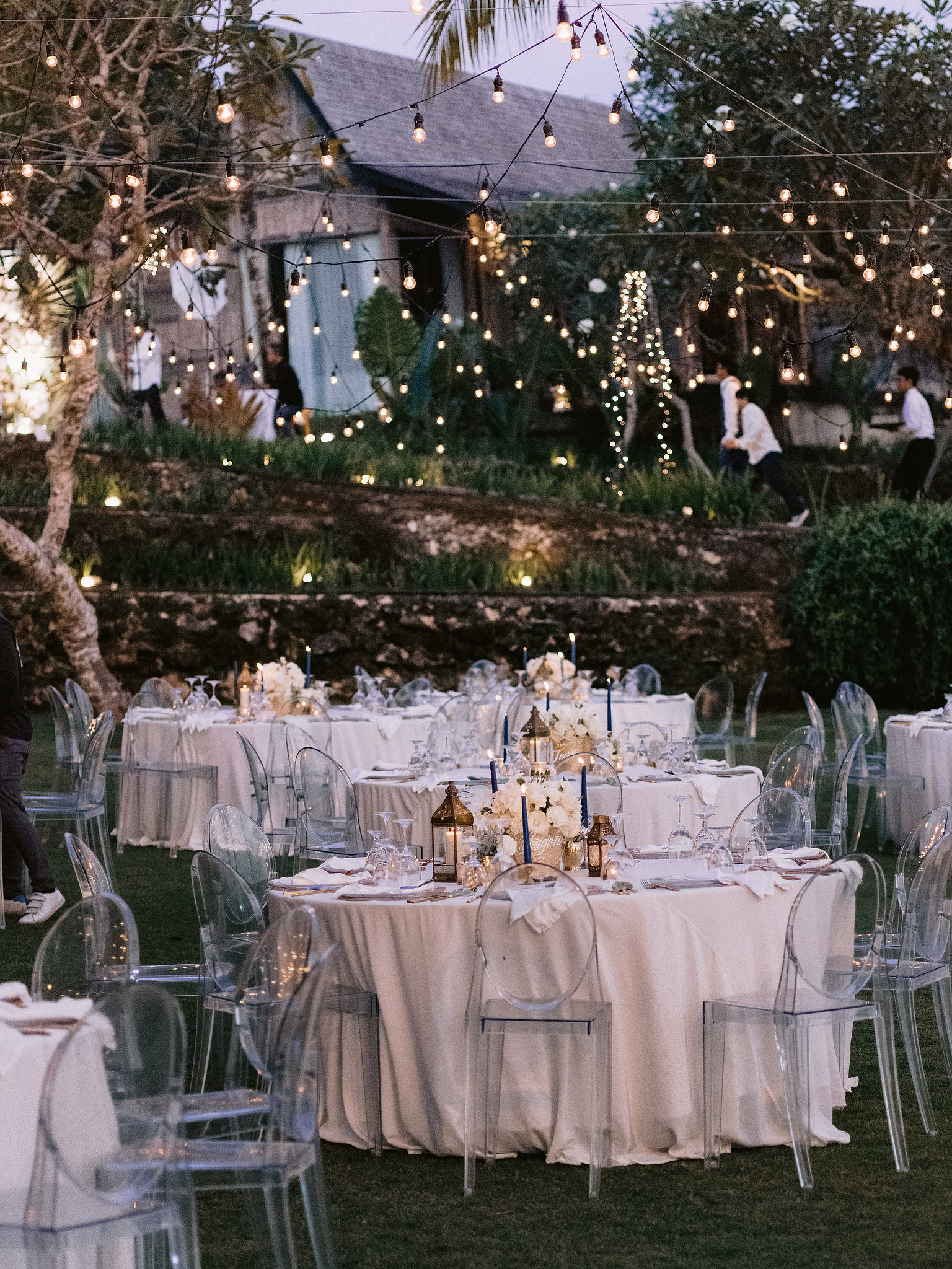 An elegant outdoor wedding reception set-up at a destination wedding. Destination wedding timeline photo by Jenny Fu Studio