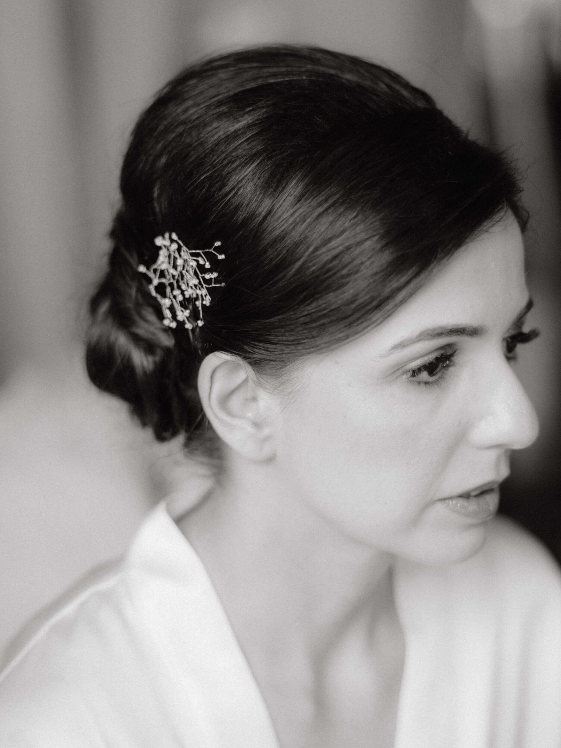 The bride's getting-ready photo at NYC. Hours of wedding photography image by Jenny Fu Studio.