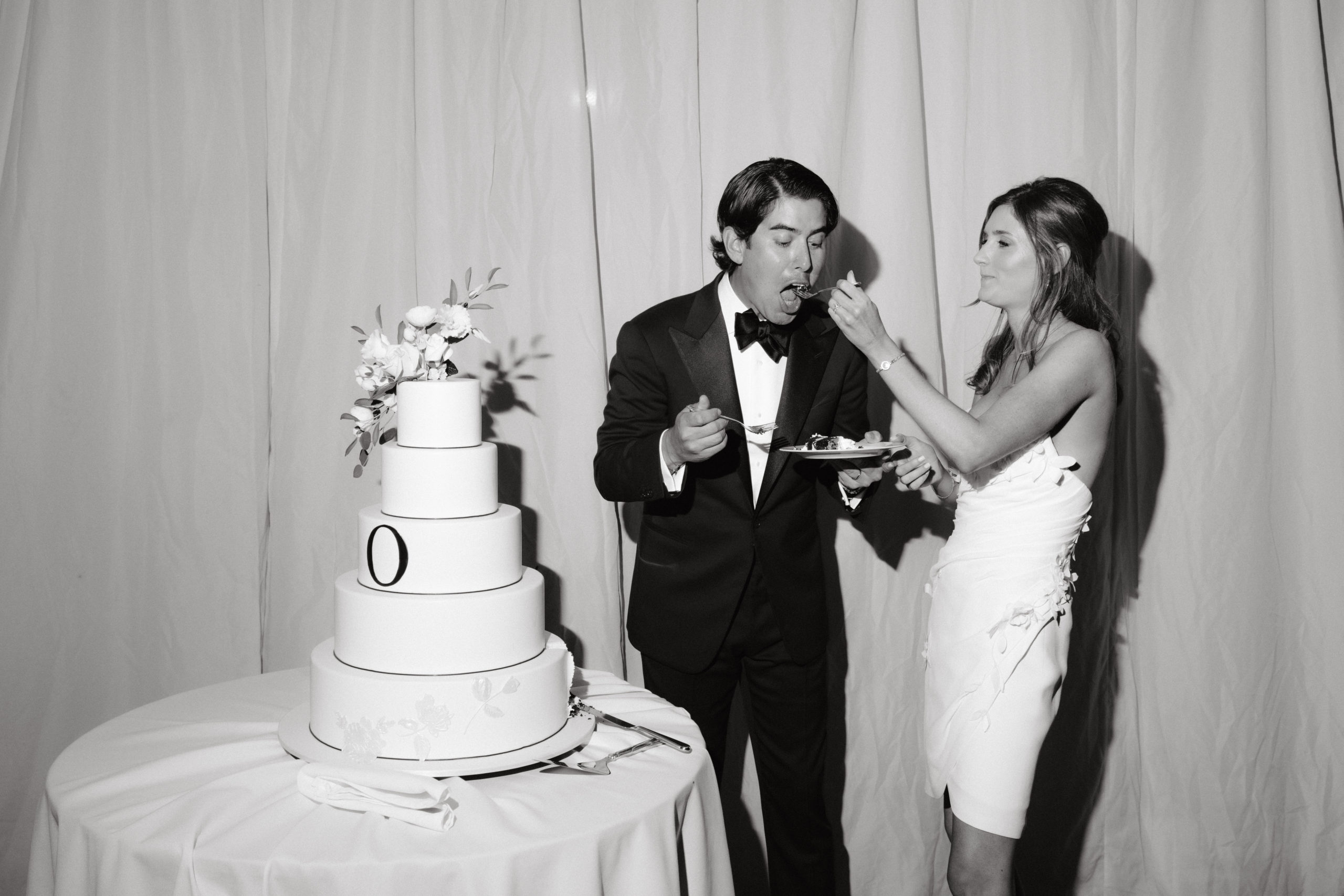 Editorial photo of the newly-weds in the cake-cutting ceremony. Image by Jenny Fu Studio NYC