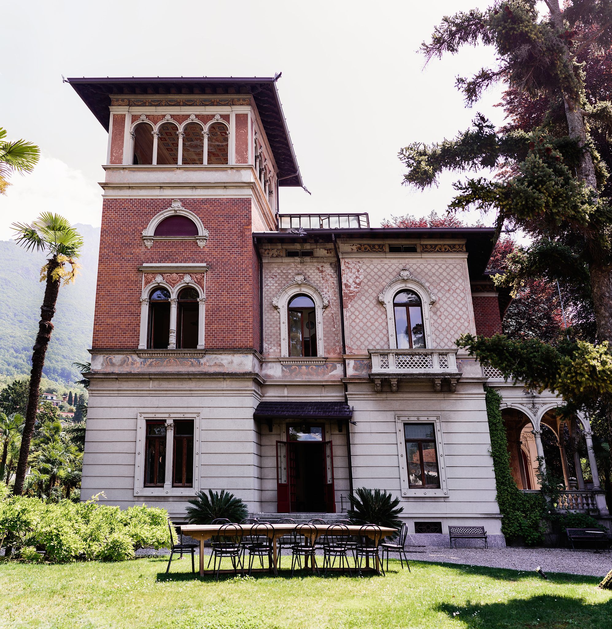 Facade of Villa Confalonieri 1913 in Lake Como, Italy. Wedding in Italy image by Jenny Fu Studio