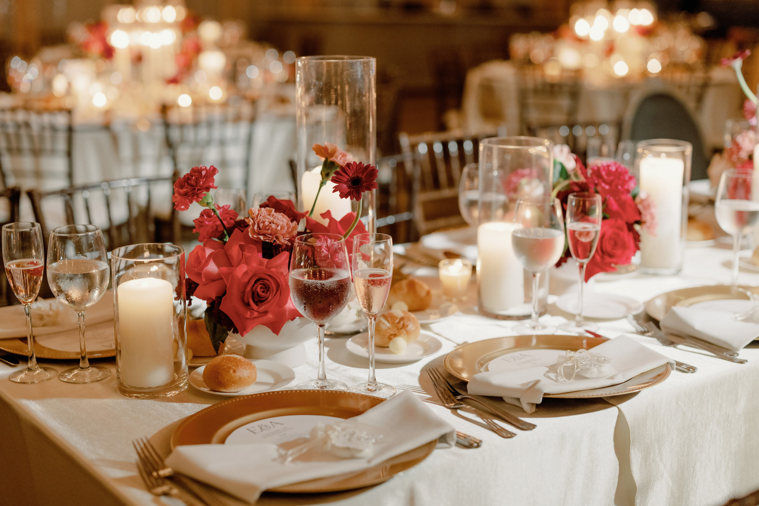 An elegant wedding dinner reception set-up. Image by Jenny Fu Studio