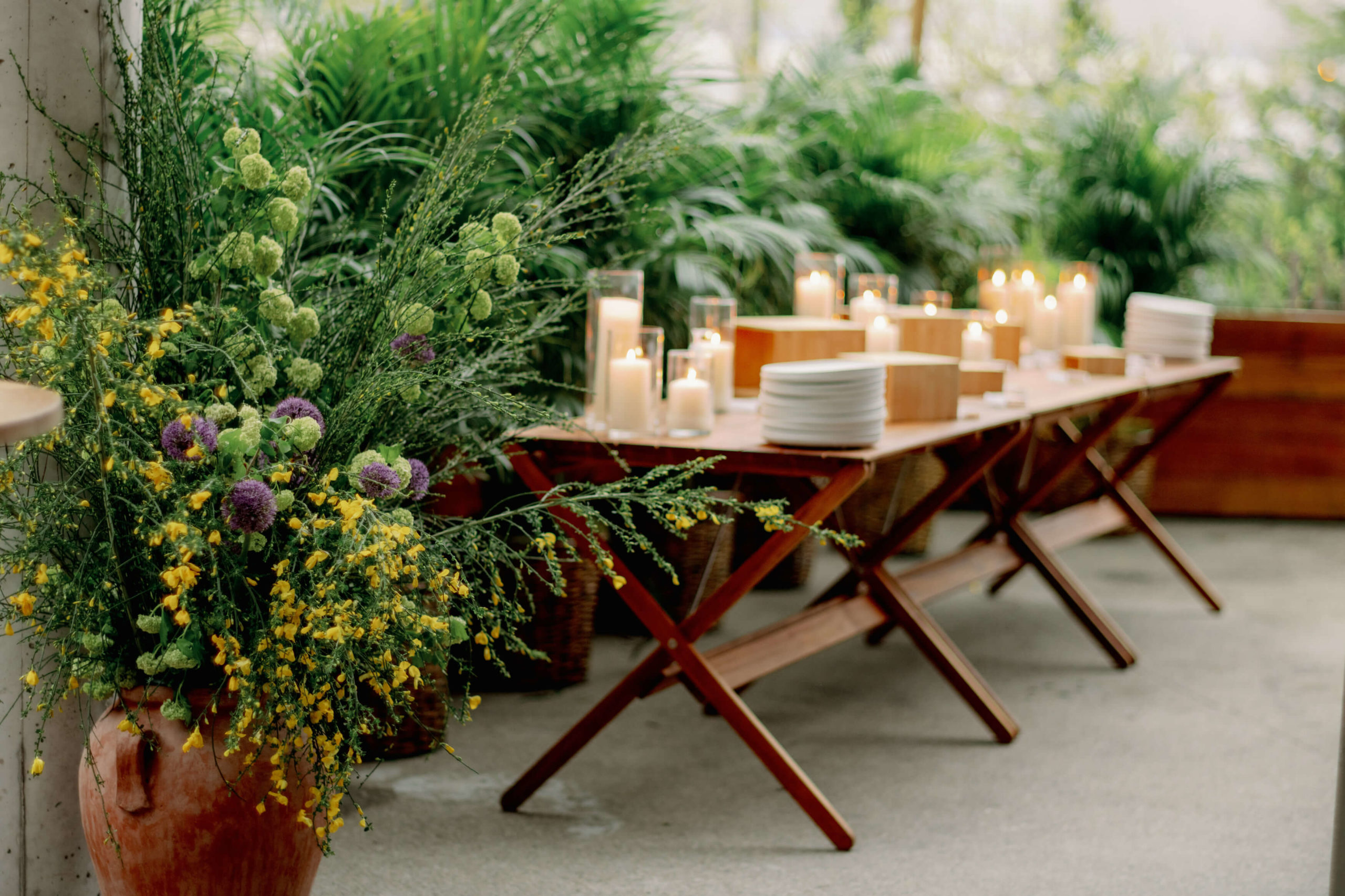 A welcome dinner table set-up at The River Cafe, New York City. Image by Jenny Fu Studio