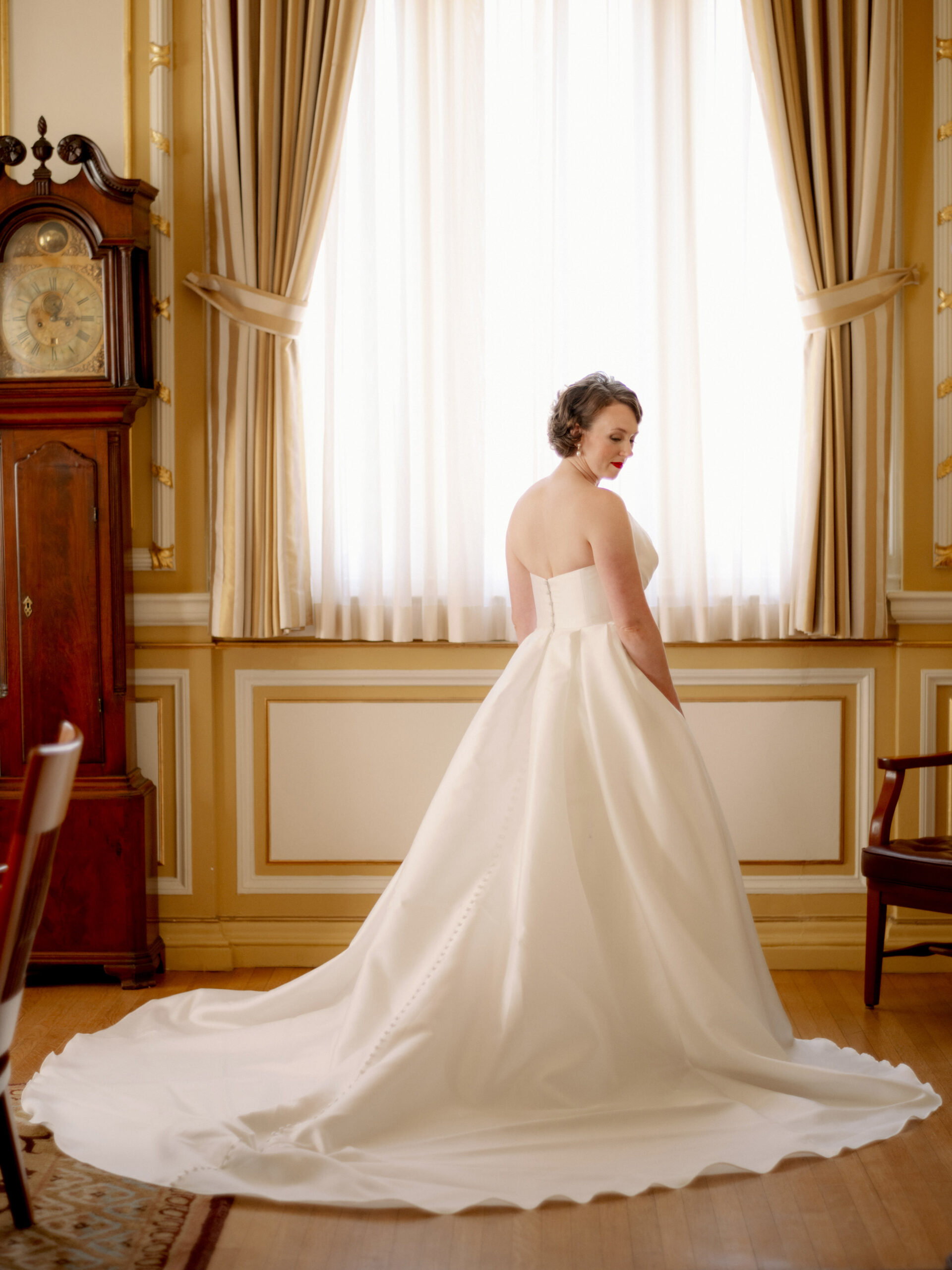 Editorial image of the bride in her wedding dress. Wedding poses image by Jenny Fu Studio
