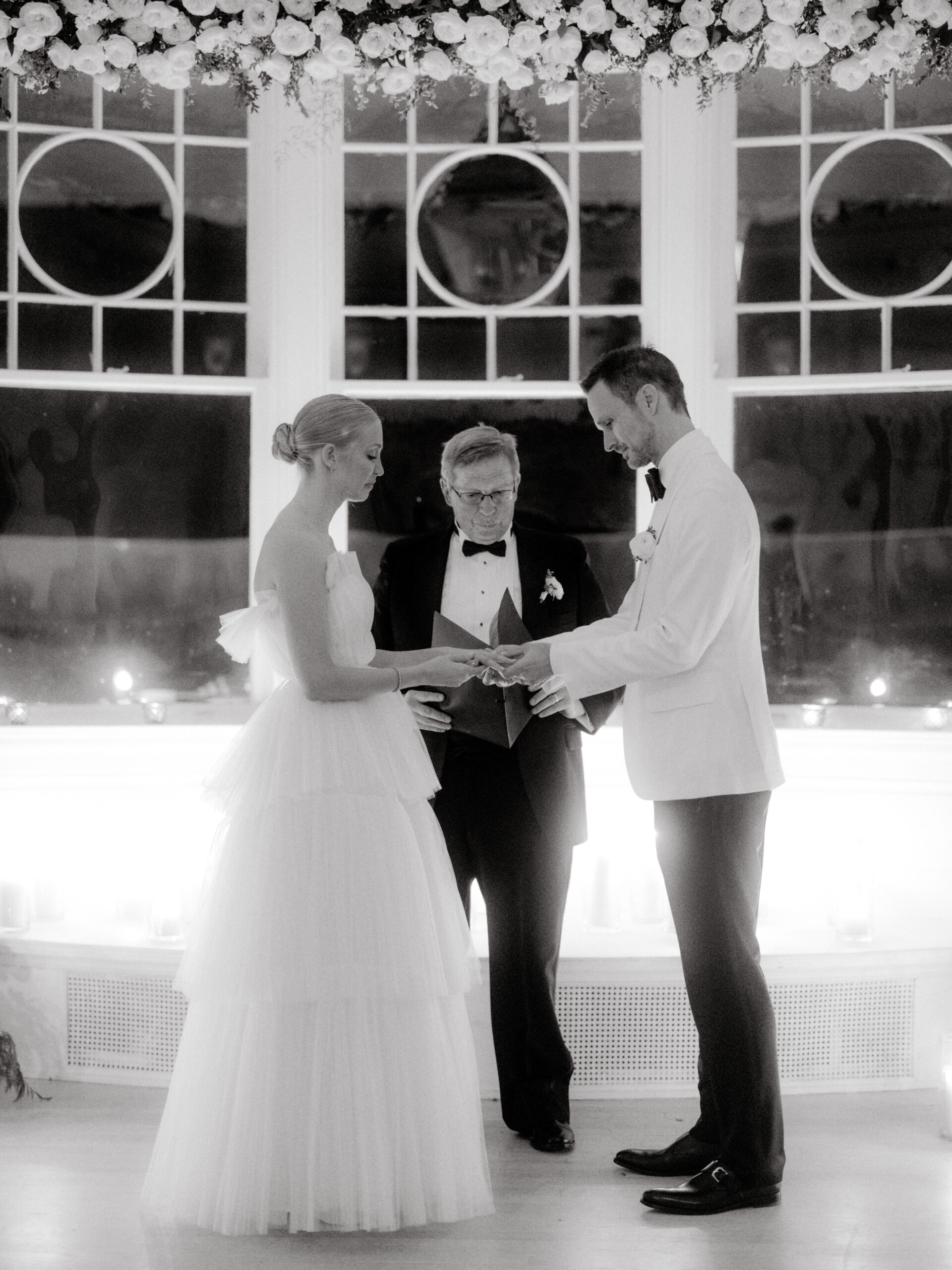 Black and white image of the wedding ceremony. Luxury wedding trends of 2023 image by Jenny Fu Studio