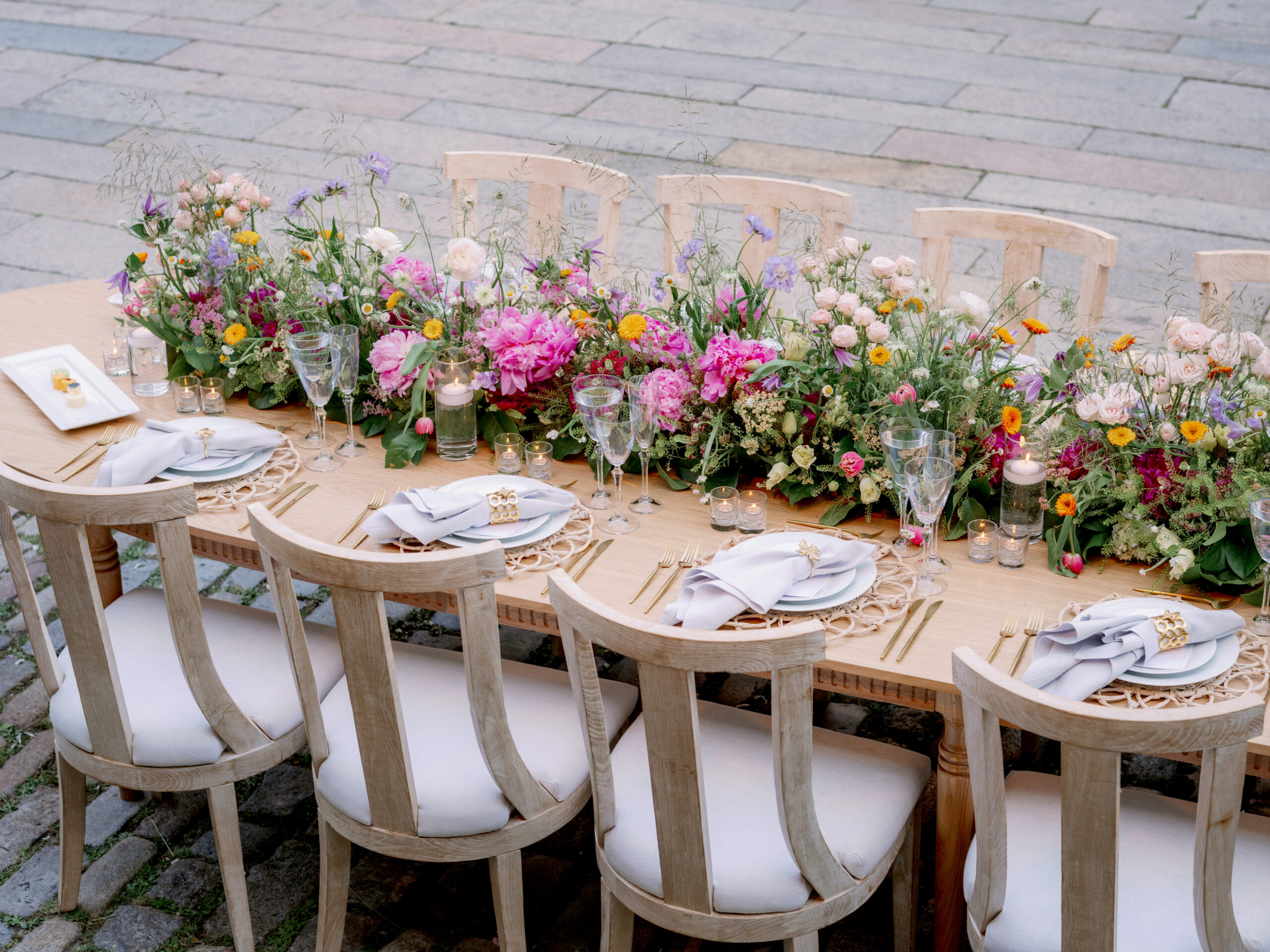 Elegant long table wedding dinner set up. High-quality wedding photography image by Jenny Fu Studio.
