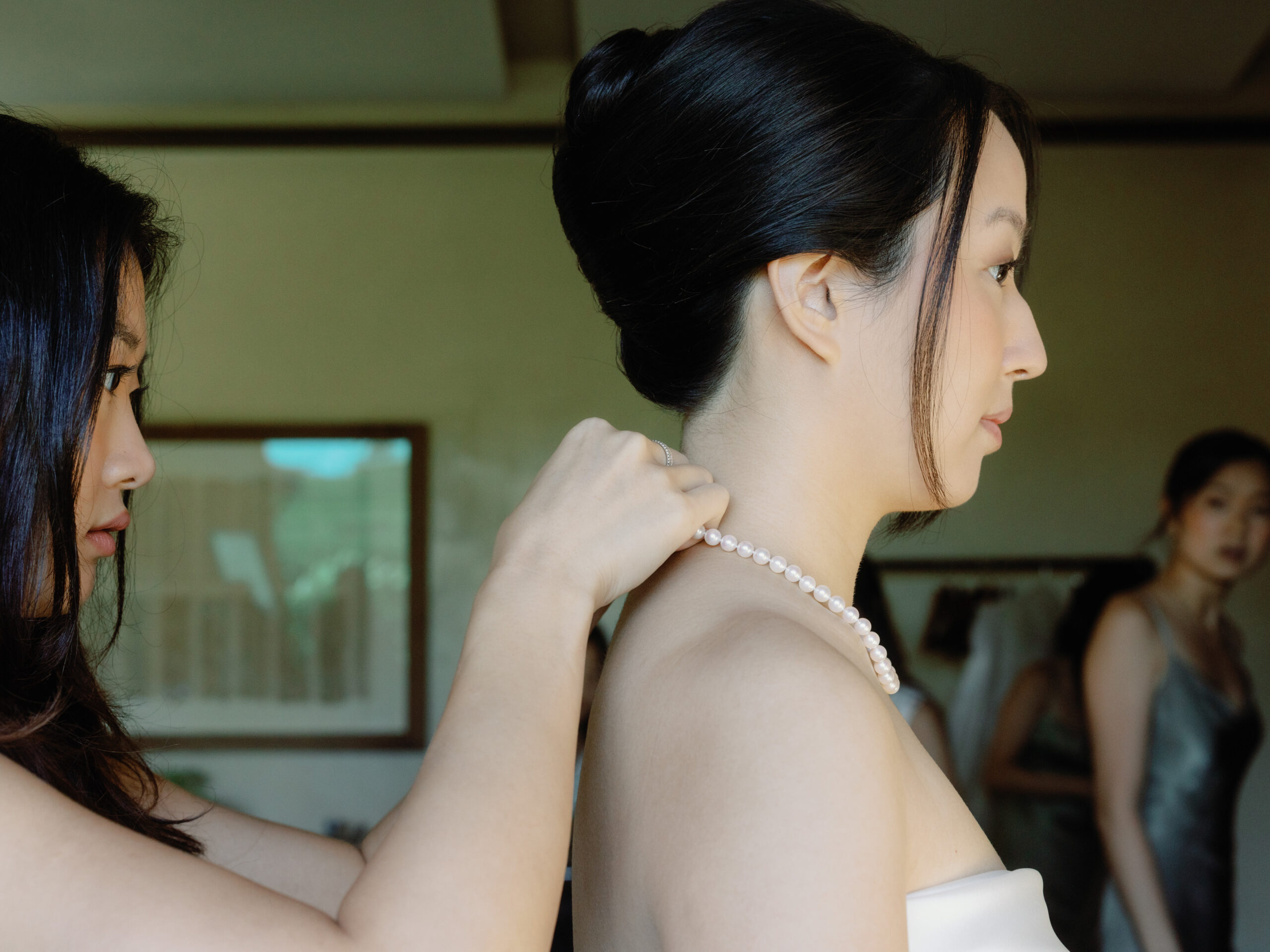 Getting ready photo of the bride. Candid image by Jenny Fu Studio
