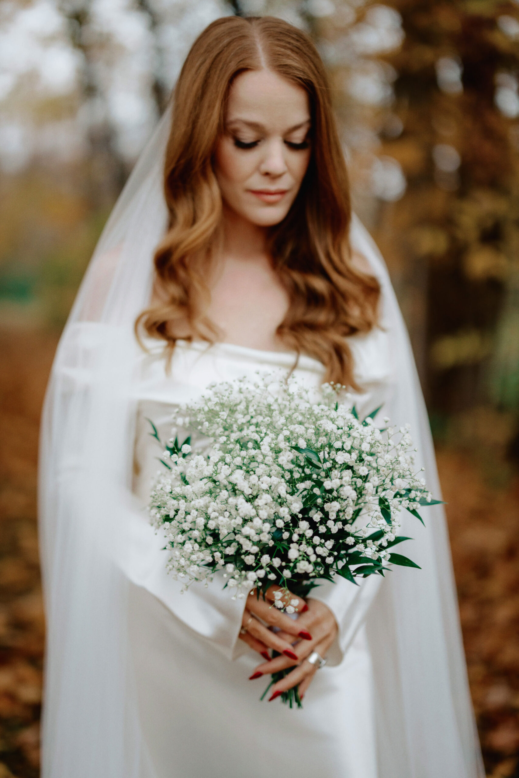 Portrait of the bride holding the flower bouquet outdoors. Image by Jenny Fu Studio