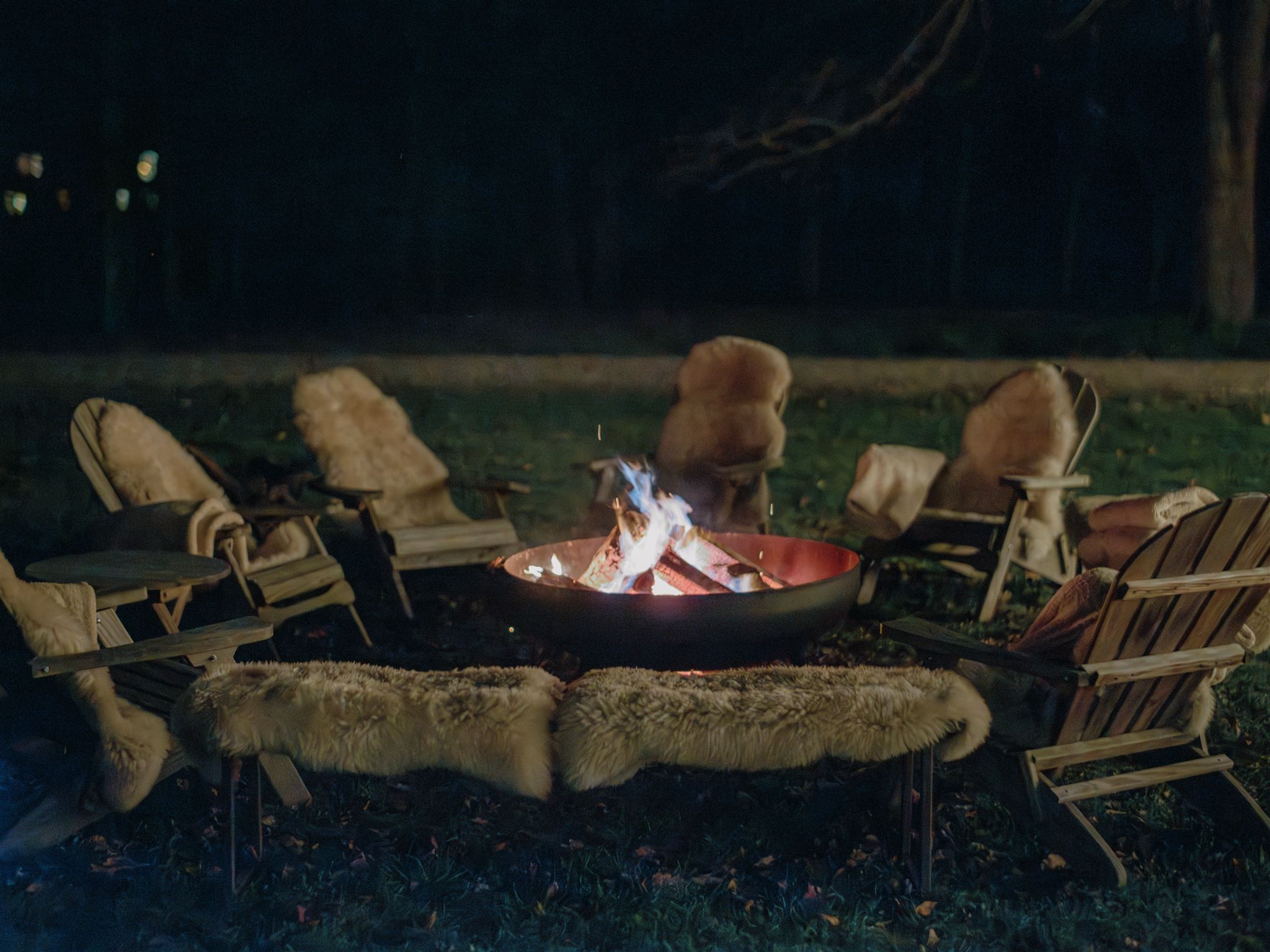 A cozy bonfire set up outdoors in the night of the welcome dinner. Image by Jenny Fu Studio