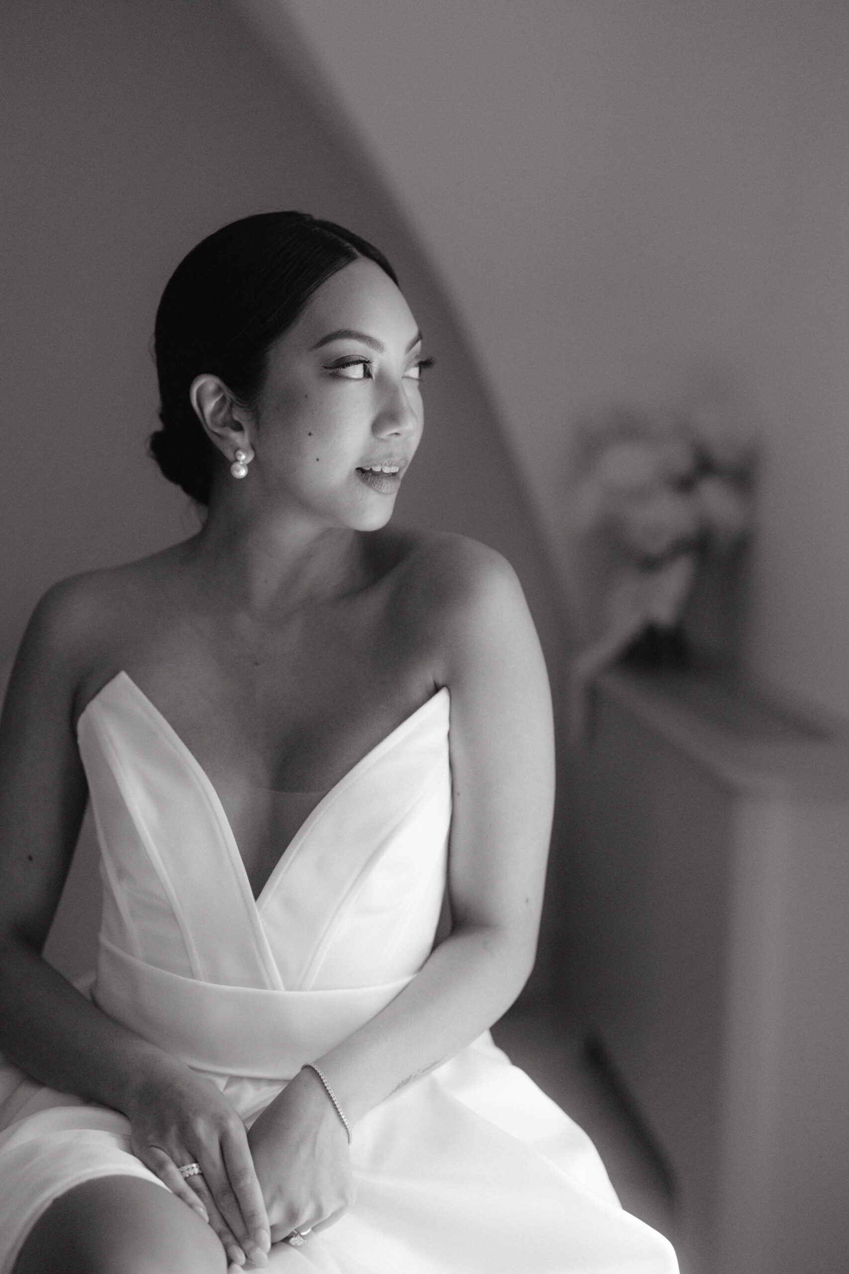 Black and white close-up getting-ready image of the bride. Wedding in Italy image by Jenny Fu Studio