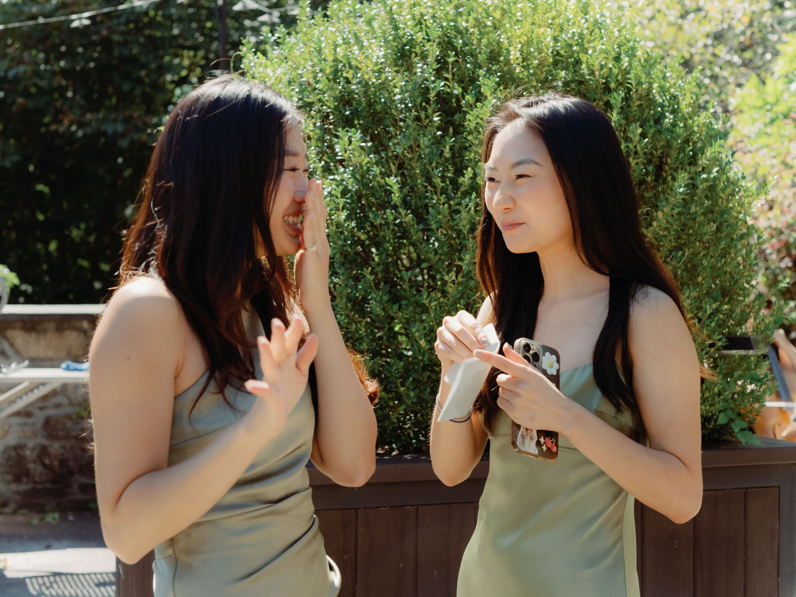 The bridesmaids are happily chatting, candidly captured by Jenny Fu Studio.