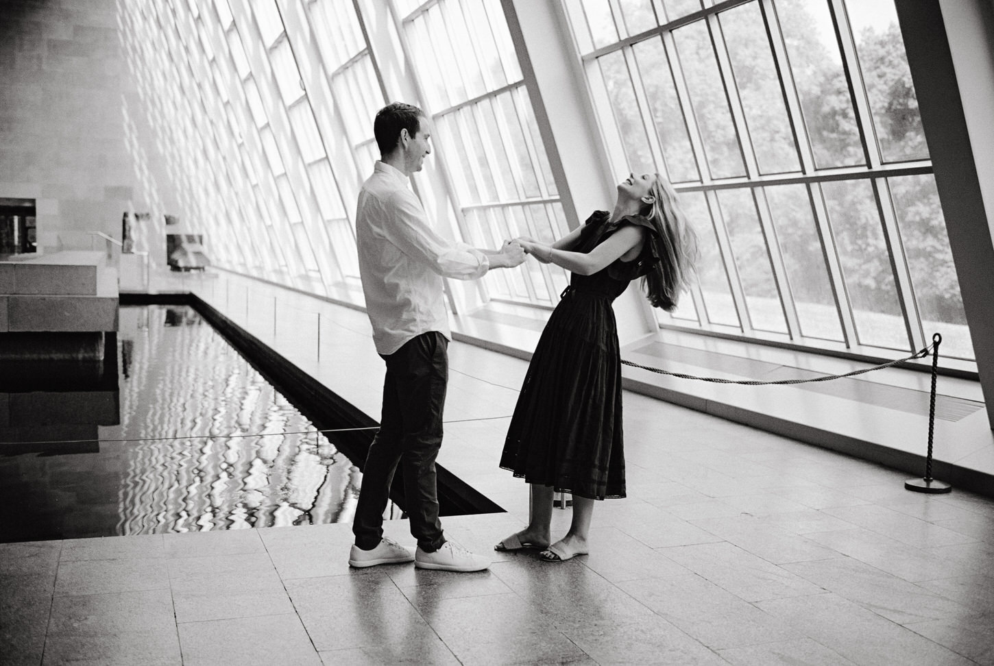 Black and white, candid, artistic engagement photo inside The MET Museum, captured by Jenny Fu Studio.